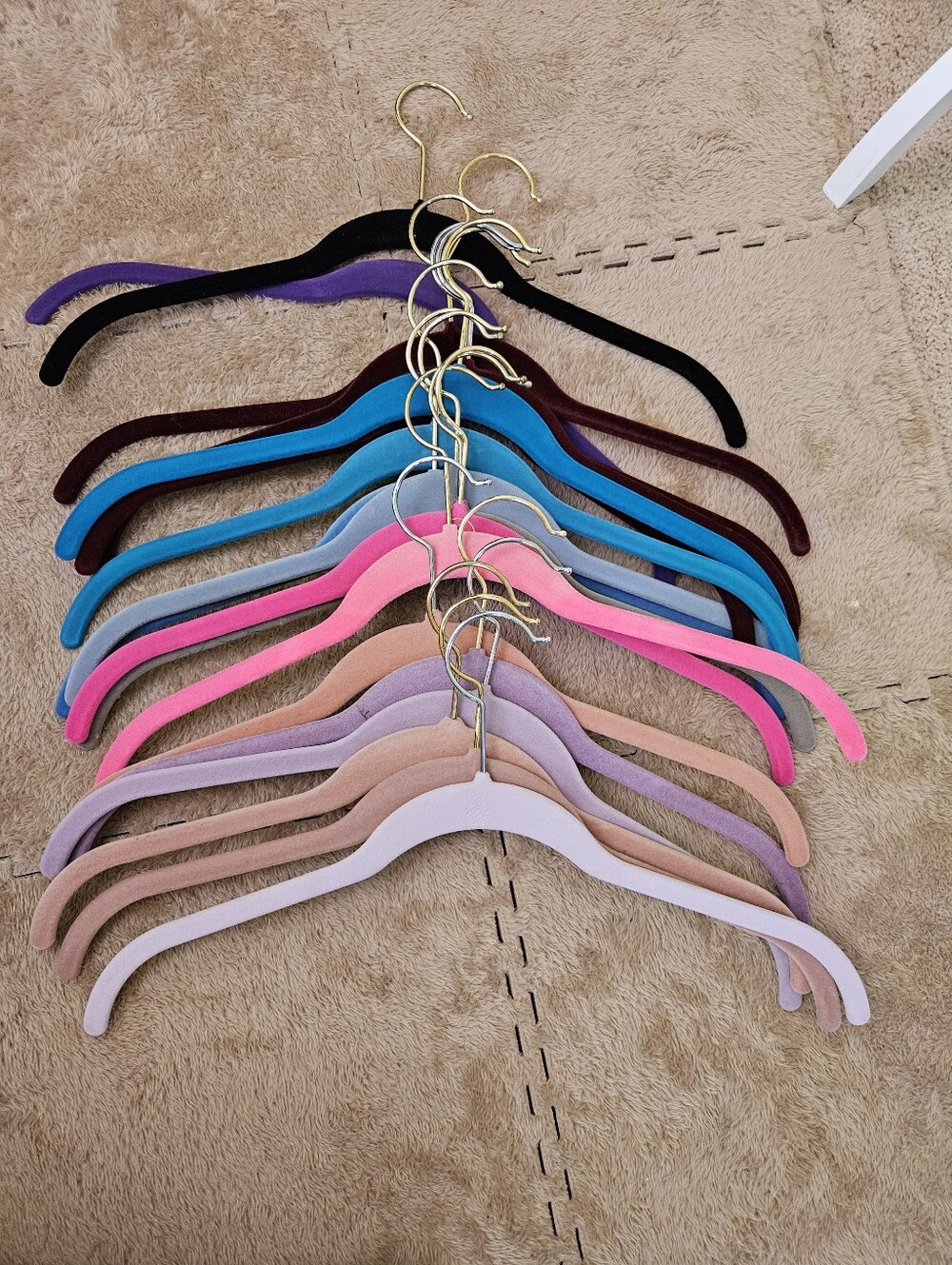 Velvet hangers, 19 assorted colors